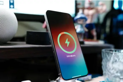 东区苹果15换屏服务分享用什么充电器给iPhone15充电更好 